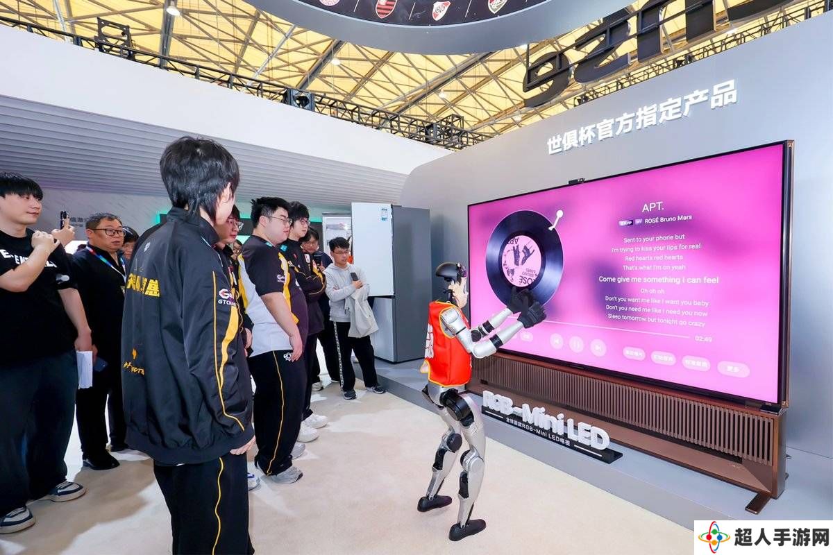 海信百吋大屏引领客厅WALL时代，KPL狼队与宇树机器人共舞AWE现场！